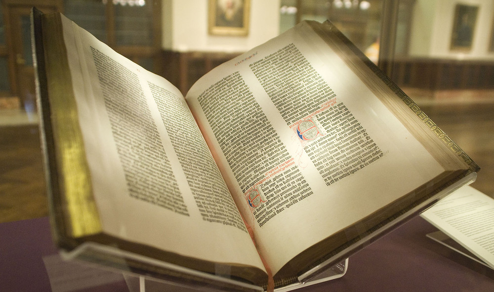 Opslået Bibel med gotiske bogstaver og guldkanter. Gammel Testamente er en tektssamling af lovskrifter, poesi og profetier.