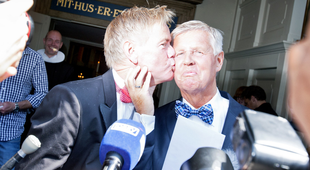 Steen Elling kysser sin mand Stig Elling på kinden, da de går ud af kirken efter deres bryllup
