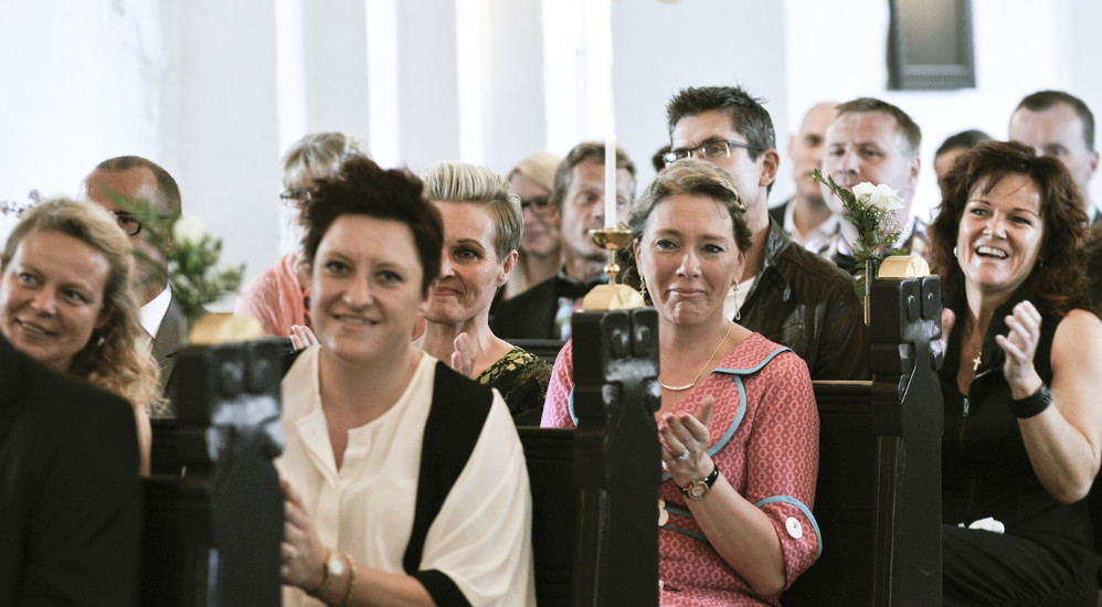 Folkekirkens højmesse slutter med salme, udgangsbøn læst af kordegnen og postludium, der betyder efterspil