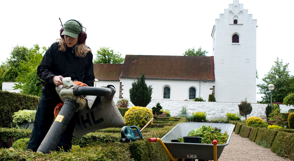 Graveren anlægger og vedligeholder kirkegården.